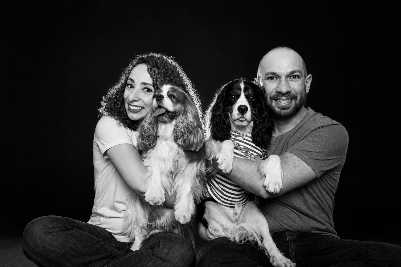 Rebeca e Leonardo com seus Cavaliers em retrato preto e branco